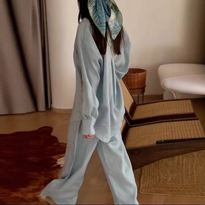 Completo in lino celeste da donna con camicia ampia e pantaloni larghi in stile vacanza