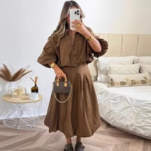 Ensemble marron pour femme avec chemise à manches longues et jupe plissée en miroir-selfie