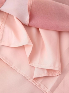 Vue macro détaillée de la texture du tissu tie-dye rose et de la finition des coutures