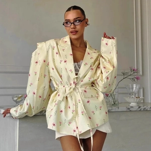 Beiger Satin-Blazer mit Blumenmuster, Gürtel und breiten Schultern für Damen Mode