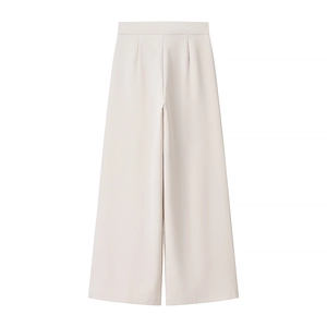 Detail van een beige broek met hoge taille en wijde pijpen van soepelvallende stof