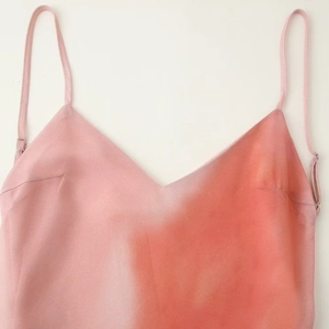 Robe caraco à dégradé rose et orange avec col en V et fines bretelles réglables sur fond blanc