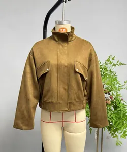 Détail de la veste courte en daim marron avec col montant et grandes poches de poitrine
