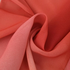 Tissu de robe tie-dye rouge foncé léger avec d'élégants plis en spirale florale translucide