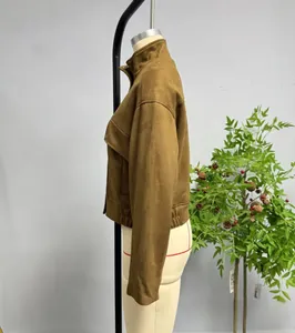 Vue détaillée d'une veste en daim beige avec col montant et grande poche à rabat