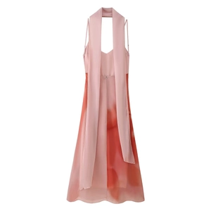 Robe caraco en satin tie-dye rose et rouge avec fines bretelles et détail écharpe