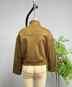 Vue arrière de la veste en daim marron avec col montant et coutures dorsales détaillées