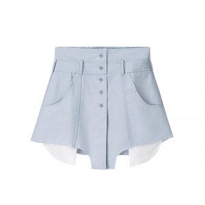 Vue détaillée du short bleu clair à taille haute avec patte de boutonnage et poches