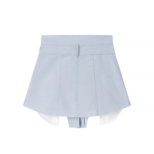 Détail d'une mini-jupe bleu clair à taille haute avec doublure blanche et coupe structurée