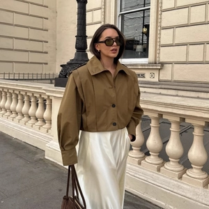 Khaki single-breasted cropped trench jacket with pleated sleeves and wide collar
