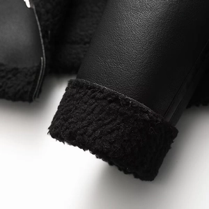 Gros plan sur la texture du cuir PU noir avec une doublure épaisse en peau de mouton