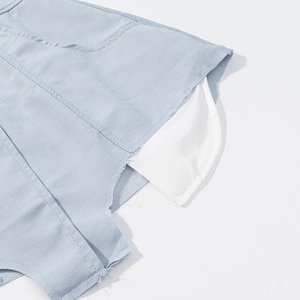 Détail de la texture du tissu bleu clair et de la doublure de la poche blanche interne