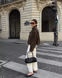 Style de rue d'une femme portant une veste en daim marron et un pantalon blanc dehors
