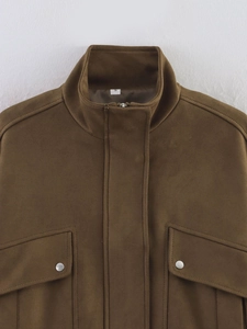 Gros plan sur la veste en daim marron foncé avec col montant et poches à rabat
