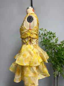 Détail de robe fleurie asymétrique avec ourlet à volants et laçage à la taille