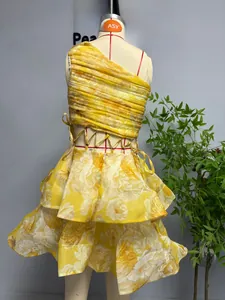 Détail du haut floral asymétrique et de la jupe à volants étagés sur un mannequin