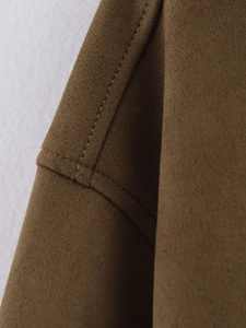 Détail de la double couture sur l'épaule en daim de cette veste de mode élégante