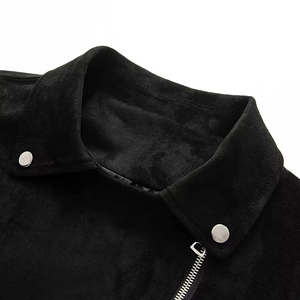 Détail du revers d'un blouson motard en suédine noire avec boutons-pression argentés