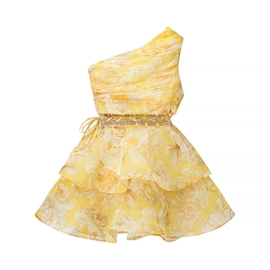 Robe asymétrique fleurie à imprimé roses jaunes, découpes à la taille et volants