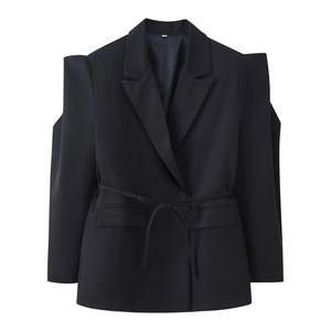 Blazer nero strutturato con spalline imbottite e cintura annodata in vita