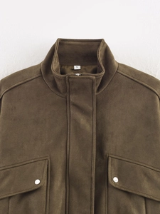 Détails de la veste en suédine marron foncé avec col montant et poches à boutons-pression