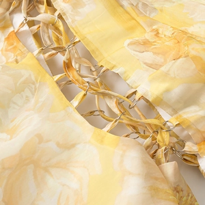 Robe à fleurs asymétrique avec découpe à la taille et détail d'anneau argenté décoratif