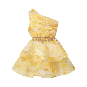 Détail d'une robe fleurie à une épaule montrant le corsage plissé et la taille découpée