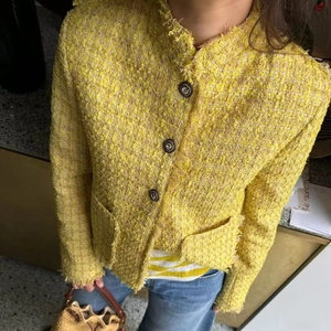 Veste classique en tweed jaune avec bords effilochés et boutons vintage en cadre décontracté