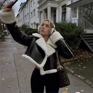 Damen Kunstleder Moto Jacke Lammfell-Optik Kontrastfarbe Reverskragen Langarm Biker Style Mode Warm Winter Mantel