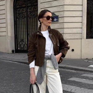 Veste courte en daim marron foncé pour femme avec col montant et boutons argentés chic