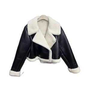 Damen Bikerjacke aus Kunstleder mit weißem Fleece-Futter und Kontrast-Lammfellbesatz