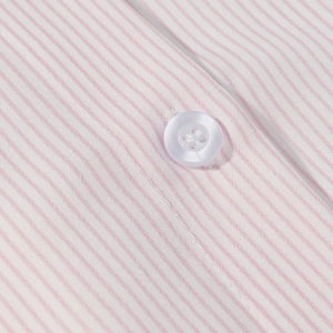 Detail von rosa-weiß gestreiftem Hemdstoff mit weißem Knopf und sauberer Naht