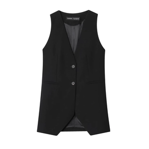 Détail du gilet noir sans manches avec col en V et fermeture à double boutonnage