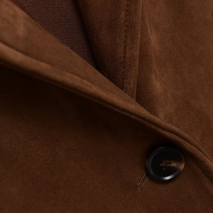 Schicker dunkler caramel-brauner Wildleder-Blazer mit Revers und Marmorknopf-Detail