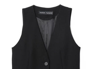 Détail d'un gilet noir sans manches à col en V avec étiquette de marque et doublure