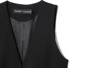 Détail de l'encolure en V et de la doublure intérieure d'un gilet de costume noir femme