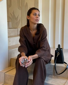 Ensemble deux pièces en coton lin marron foncé avec haut à col V et pantalon large