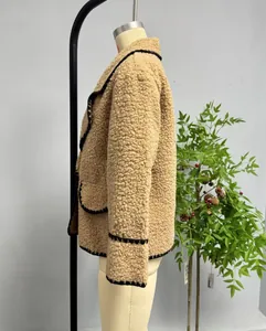 Détail du manteau en polaire kaki avec bordures ondulées noires et grandes poches à rabat