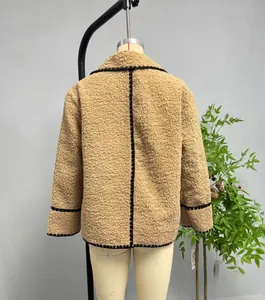 Vue arrière de la veste sherpa camel avec ruban tressé noir sur le dos et les poignets