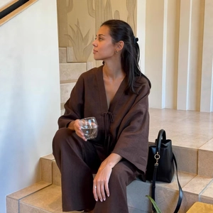 Ensemble marron foncé en coton et lin avec haut à col en V et pantalon minimaliste