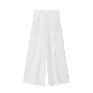 Détail du pantalon blanc taille haute à jambes larges avec plis élégants et tissu lisse