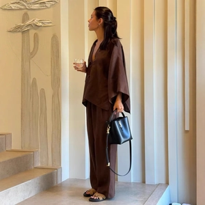 Ensemble chic marron foncé deux pièces avec haut col V et pantalon large fluide pour femme