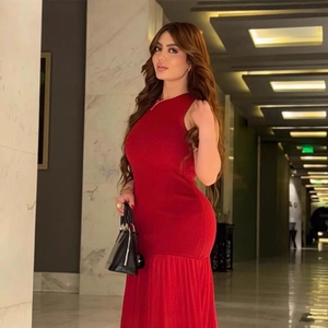 Elegant sleeveless red knitted long dress with pleated hem for evening gala