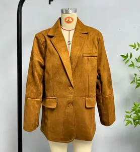 Détail du blazer en suédine caramel montrant les revers, les boutons et la texture mate
