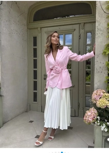 Blazer en satin rose avec ceinture fleur 3D et jupe plissée mi-longue blanche