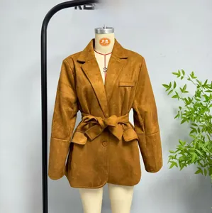 Détail de la veste blazer en daim marron avec ceinture à la taille et grandes poches