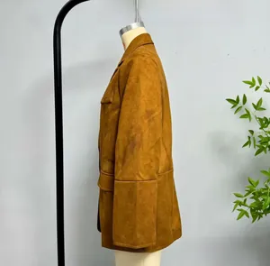 Vue détaillée du blazer en daim marron avec revers classiques et grandes poches