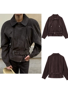 Detailansicht der kaffeebraunen Wildleder-Bikerjacke mit Gürtel und Reißverschlüssen