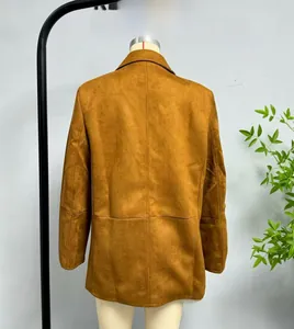 Détail de la couture arrière du blazer en daim marron et texture de tissu doux