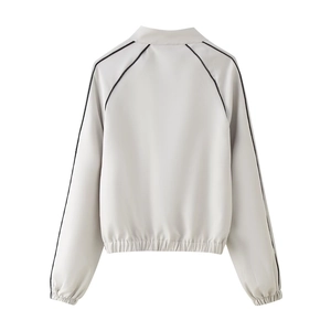 Vue arrière du blouson décontracté gris clair avec détails de rayures sur les manches